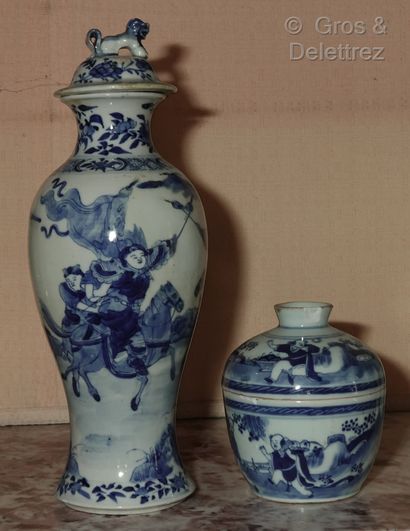 CHINE 
- Vase balustre couvert en porcelaine...