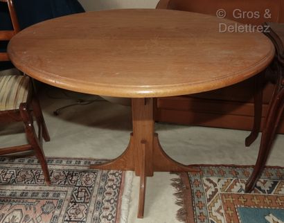 null A mahogany and mahogany veneer game table with a wallet top, the legs arched....