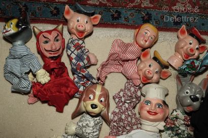 null Set of puppets in boiled cardboard and fabric: Guignol, the three little pigs......