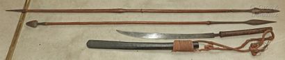 - Deux lances Masaï 
Long. 154 cm et 138...