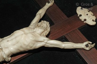 null Christ en ivoire 

XVIIIe siècle

H. 30 cm

La croix en bois rapportée.