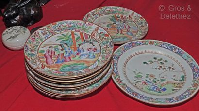 null CHINE

- Réunion de onze assiettes en porcelaine de Canton à décor en émaux...