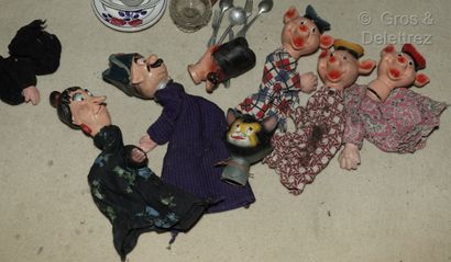 null Set of puppets in boiled cardboard and fabric: Guignol, the three little pigs......