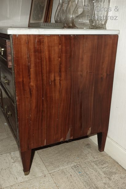 null Mahogany and mahogany veneer chest of drawers decorated with brass framing rods,...