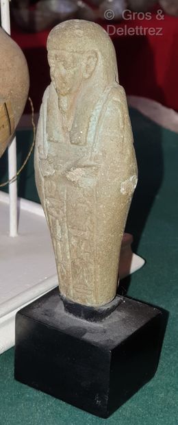 null Lot comprenant :

- un Oushebti, H. 18 cm (usé et restauré)

- un buste d'Oushebti,...