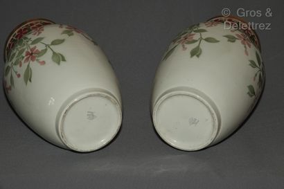 null LUNEVILLE, KELLER & GUÉRIN

Paire de vases en céramique à décor floral rose...