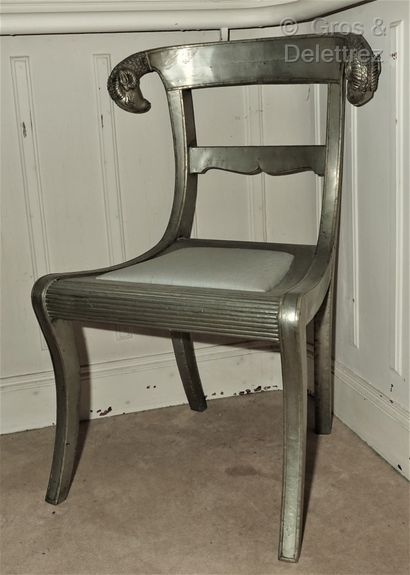 null Paire de chaises en bois plaqué de métal argenté, le dossier à décor de deux...