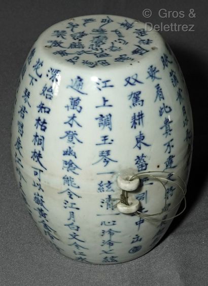 null CHINA

A white porcelain bell and drum decorated with calligraphy in blue monochrome.

H....