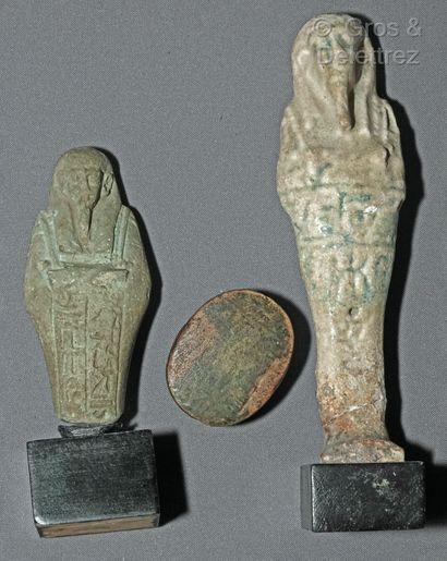 null Lot comprenant :

- un Oushebti, H. 18 cm (usé et restauré)

- un buste d'Oushebti,...