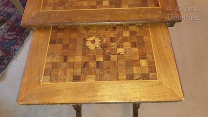 null Suite de quatre tables gigogne en bois de placage marqueté de croisillons, carquois...