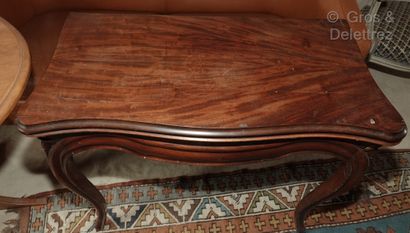 null A mahogany and mahogany veneer game table with a wallet top, the legs arched....