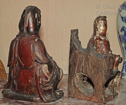 null CHINE

Deux sujets en bois laqué rouge et or représentant deux Guyanin assises...