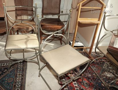 null Maison JANSEN

Suite de quatre chaises curules en acier et bronze doré, le dossier...