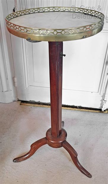 null Small tripod mahogany pedestal table with rack, the top lined with veined white...