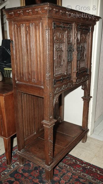null Beautiful richly carved oak credenza with neo-Gothic décor of lancet windows,...
