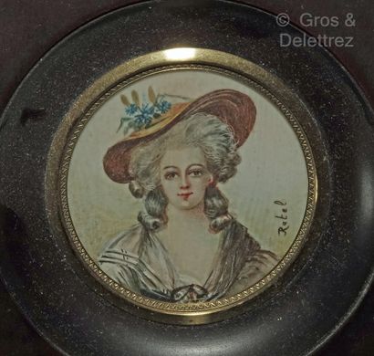 null Réunion de trois miniatures rondes figurant des portraits de femmes au chapeau...