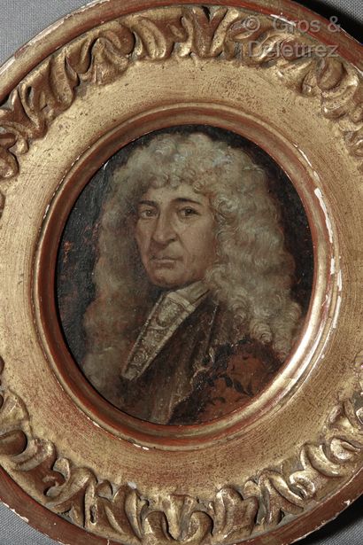 null Miniature ovale

Portrait d'un homme en perruque du temps de Louis XIV.

Vers...
