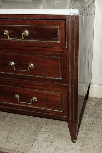 null Mahogany and mahogany veneer chest of drawers decorated with brass framing rods,...