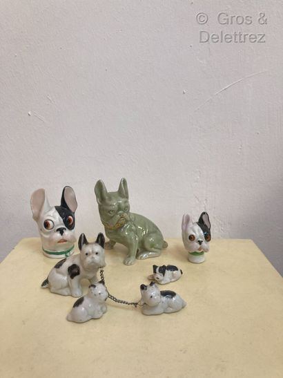 null Lot de cinq figurines en porcelaine du Japon représentant des bouledogues français

Haut...