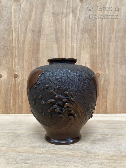 Japon ? 
Vase globulaire en bronze patiné...