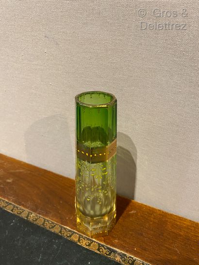 null Vase tronconique octogonal en verre partiellement vert agrémenté de perles jaunes...