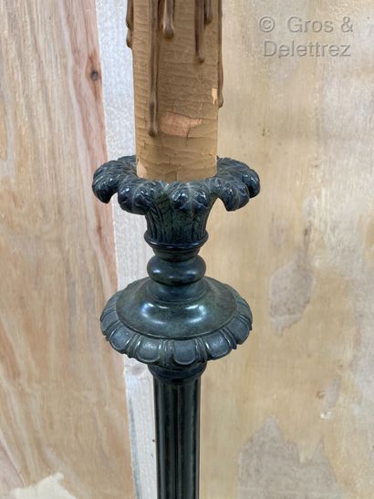 null Floor lamp in patinated bronze, resting on three claw feet. The shaft is fluted.

Restoration...