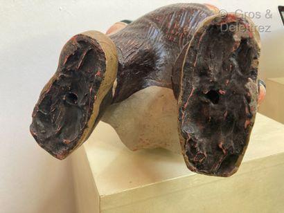 null Grande figurine en terre cuite peinte représentant un cochon au nœud rouge habillé...