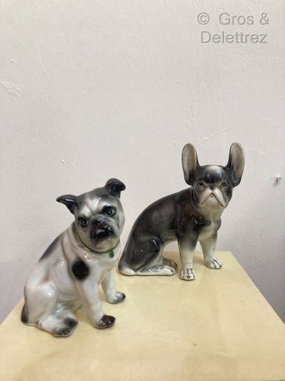 null Lot de deux figurines en porcelaine émaillée figurant un bouledogue français...