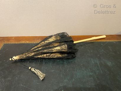 null Ivory umbrella decorated with a crest, trimmed with black lace.

Height : 62...
