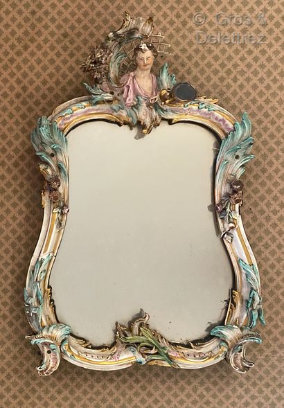 Meissen 
Miroir à poser en porcelaine polychrome...
