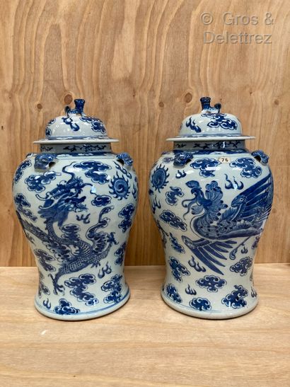 null Chine, début du Xxe siècle 

Paire de potiches couvertes en porcelaine décoré...