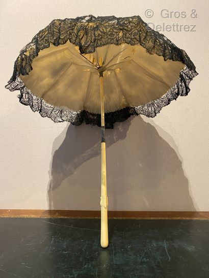 null Ivory umbrella decorated with a crest, trimmed with black lace.

Height : 62...