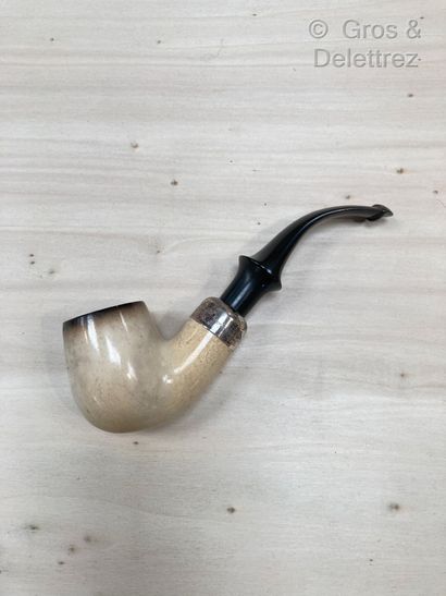IRELAND. Meerschaum pipe with silver mounting...
