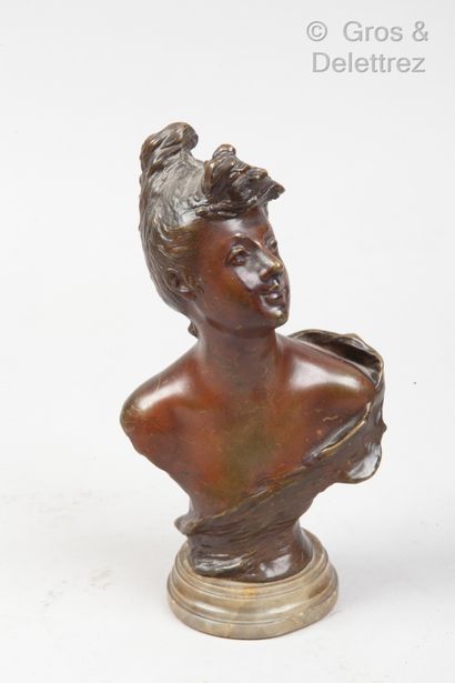 Henri VIDAL (1864-1918) 
Buste de femme drapée...