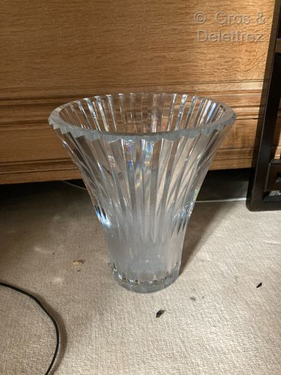 Baccarat 
Vase en cristal de forme évasée...