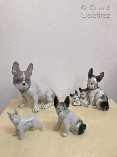 null Lot de quatre figurines en porcelaine émaillée représentant des bouledogues...