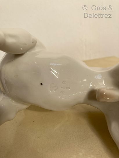 null Bouledogue français debout

Sculpture en porcelaine blanchr et noire, cachet...