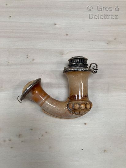 null HONGRIE. Pipe en écume à décor sculpté d'une rosace godronnée réhaussée de perles....