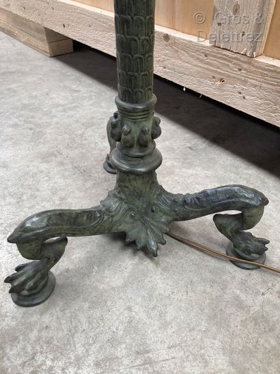 null Floor lamp in patinated bronze, resting on three claw feet. The shaft is fluted.

Restoration...