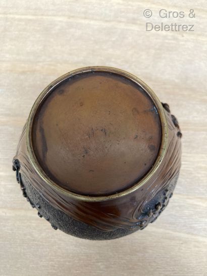 null Japon ? 

Vase globulaire en bronze patiné brun à décor de vague et oiseaux...