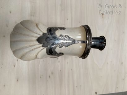 null Important meerschaum pipe with carved decoration of a shell, silver moture with...