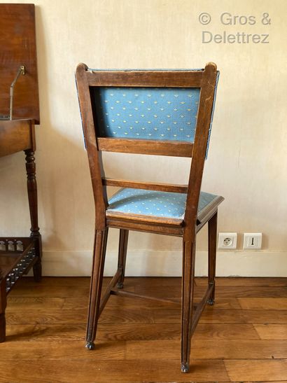 null Suite de quatre chaises en bois naturel à pieds fuselés à décor sculpté de fleurons,...