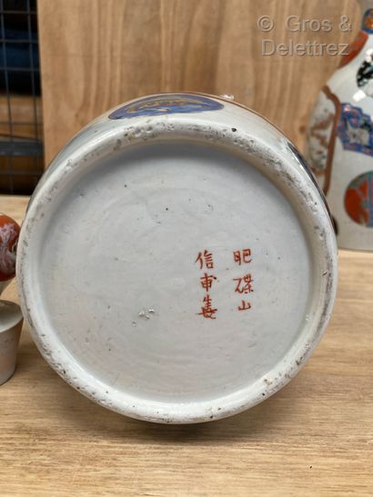 null Japon, période Taisho

Paire de bouteilles à saké en porcelaine décoré en émaux...