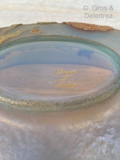 null DAUM Nancy 

Beautiful oval jardinière in opalescent glass with acid-etched...