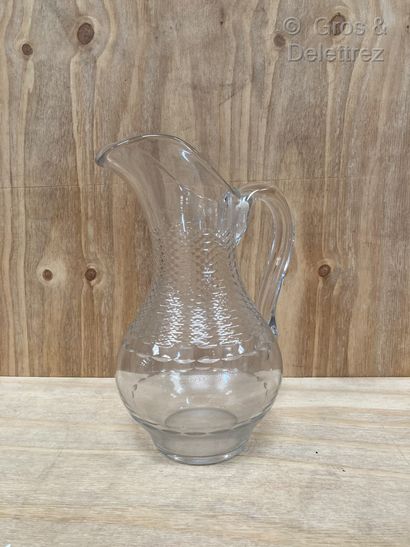null Set of four glass and cut crystal vases 

H : 17 to 31 cm 

Chips on the edge...