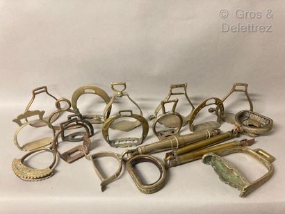 null Important lot of thirty-three iron and bronze stirrups.

Oriental and middle-eastern...