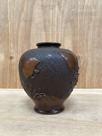 null Japon ? 

Vase globulaire en bronze patiné brun à décor de vague et oiseaux...