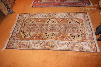 null Tapis à fond crème et orange à décor stylisé.

198 x 115 cm. 

Usures

Provenance...