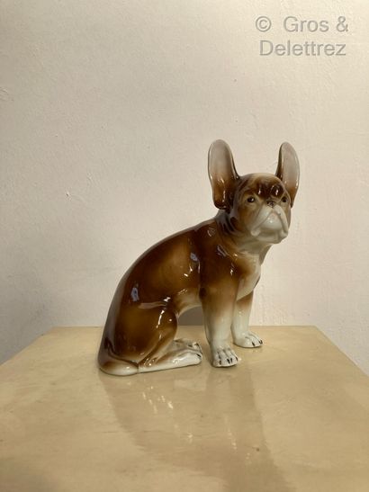 Bouledogue brun assis 
Sculpture en porcelaine...