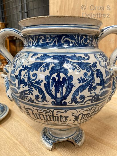 null Earthenware medicine pot with blue decoration of coat of arms (Besançon ? crowned...